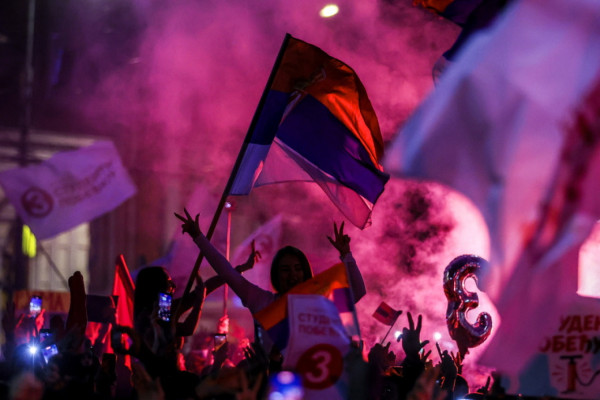 Reuters: Η Σερβία περιμένει να δει πώς θα κυβερνηθεί την επαύριο της ήττας Βούτσιτς