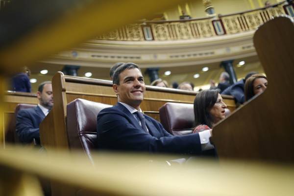 Ισπανία-Δημοσκόπηση: Πρώτοι οι Σοσιαλιστές, τρίτο το Λαϊκό Κόμμα