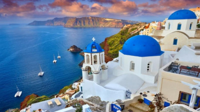 Guardian: Ο τουρισμός στην Ελλάδα επανακάμπτει- Οι θετικοί οιωνοί