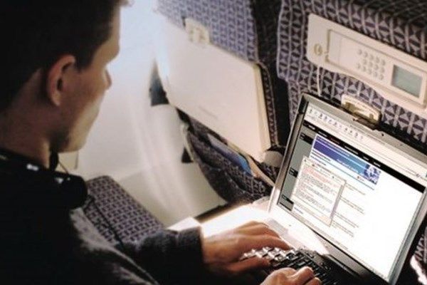 Αερομεταφορές: Ανοιχτό παράθυρο για surfing στο internet και στον "αέρα"