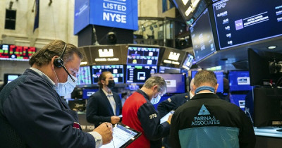 «Κατεβάζει ταχύτητα» η Wall Street μετά το εντυπωσιακό comeback