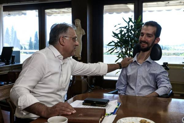 Η προσβασιμότητα των ΑμεΑ σε δημόσιους χώρους στη συνάντηση Θεοδωρικάκου-Κυμπουρόπουλου