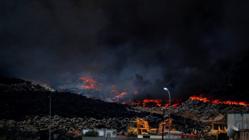 Ισπανία: Μαίνεται η πυρκαγιά σε χωματερή ελαστικών