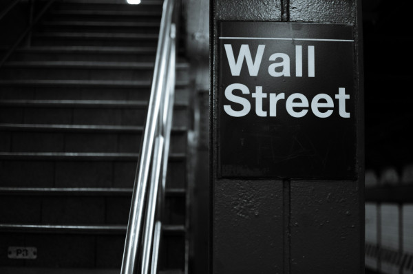 Wall Street: Αναζήτηση πυξίδας με το βλέμμα σε τιμές πετρελαίου και μάκρο