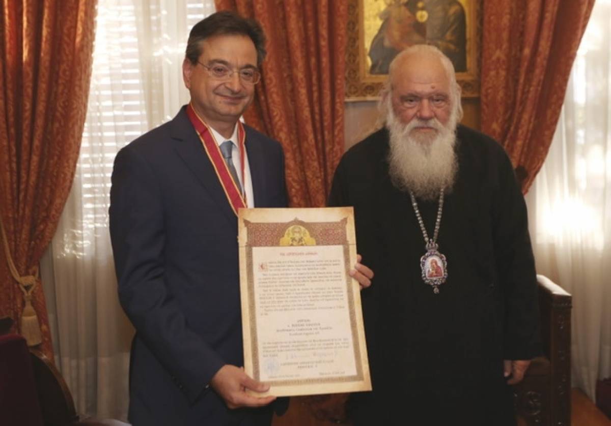 Απονομή Μεταλλίου Αρχιεπισκοπής Αθηνών στον Φ. Καραβία