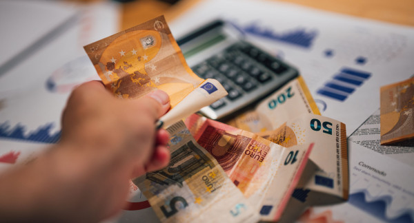 Eurostat: Νέα αρνητική πρωτιά της Ελλάδας - Τα μισά νοικοκυριά δεν μπορούν να καλύψουν μια έκτακτη οικονομική δαπάνη