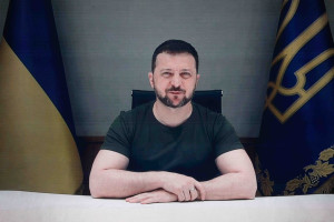 Ζελένσκι από Φόρουμ Δελφών: Πρέπει να απομονώσουμε πλήρως τη Ρωσία