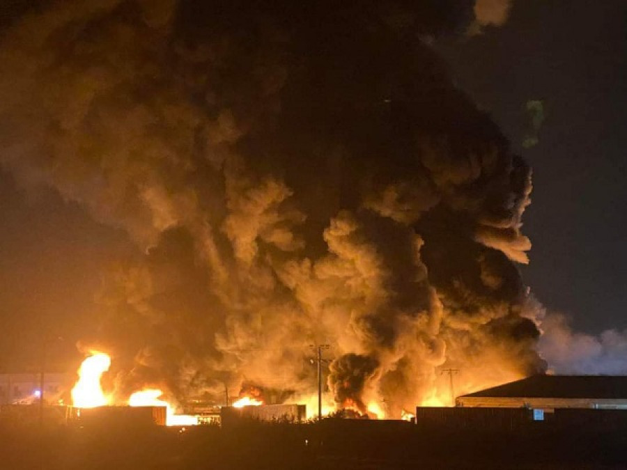 Μεγάλη πυρκαγιά σε εργοστάσιο με πλαστικά στον Ασπρόπυργο