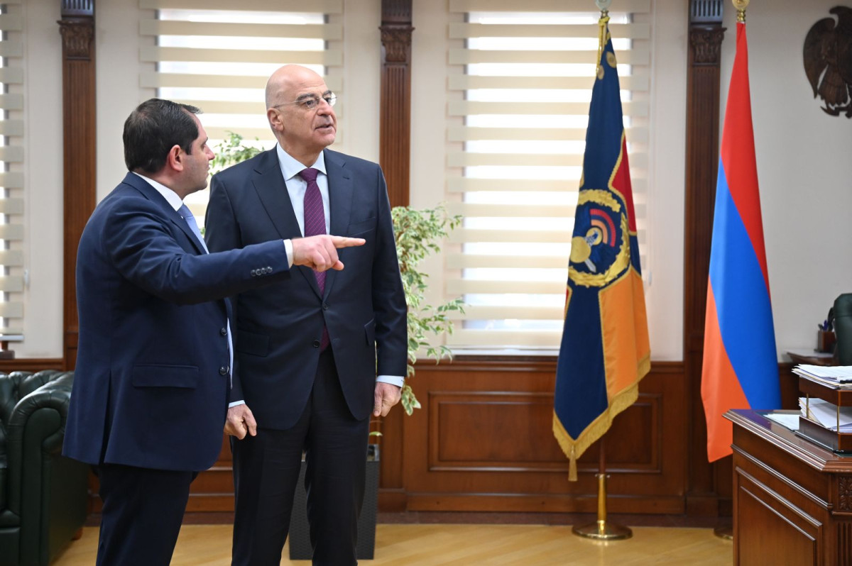Δένδιας-Αρμενία: Η αμυντική συνεργασία στο επίκεντρο με τον ομόλογό του