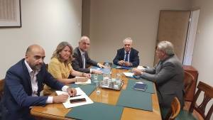 Με τη διοίκηση της Αθηναϊκής Ζυθοποιίας συναντήθηκε ο Δραγασάκης