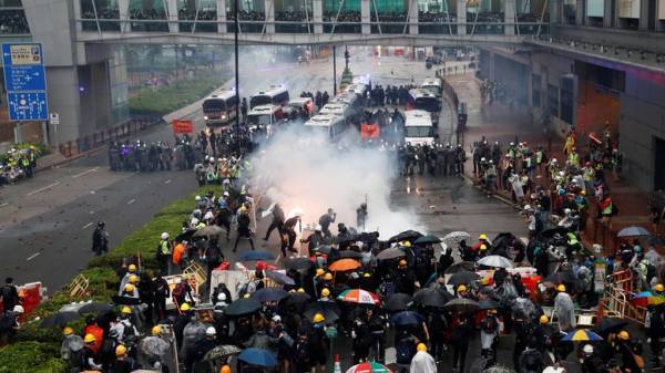 Χονγκ Κονγκ: Αστυνομικός άνοιξε πυρ κατά διαδηλωτών