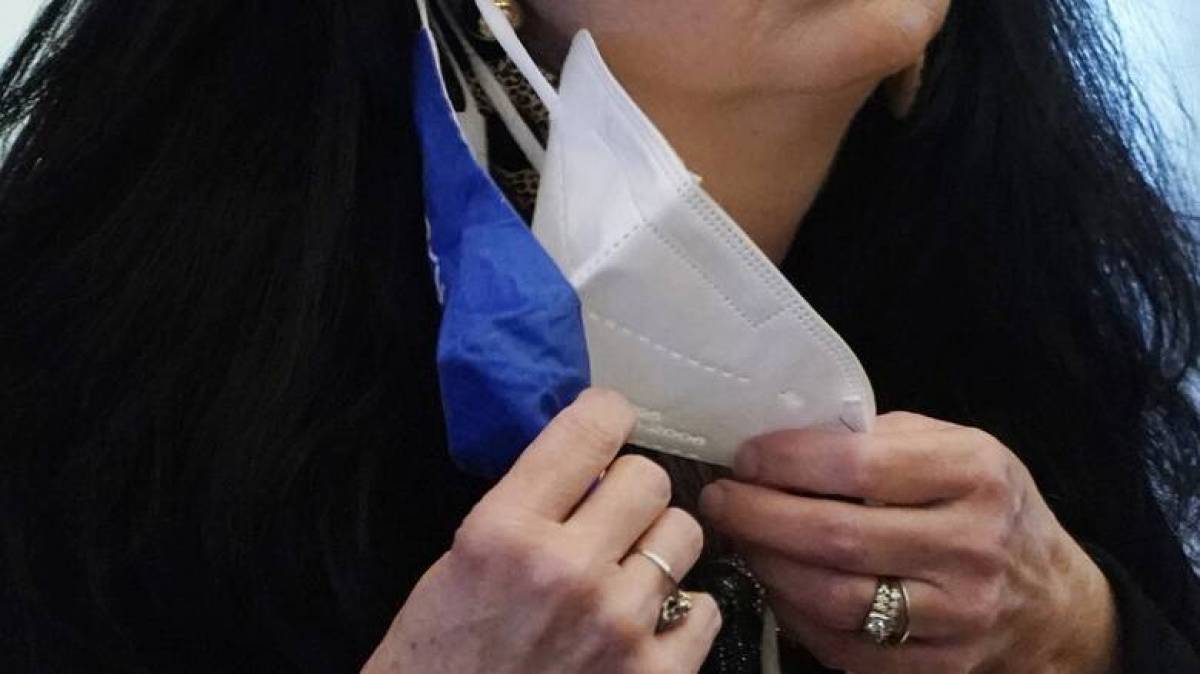 Κορονοϊός: Νέες οδηγίες για τη χρήση μάσκας–Ποιοι φοράνε διπλή