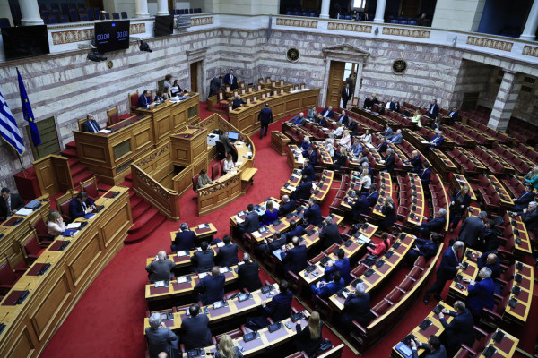 Βουλή: Ενός λεπτού σιγή για τα θύματα της έκρηξης στα Τρίκαλα και του δυστυχήματος στη Ρουμανία