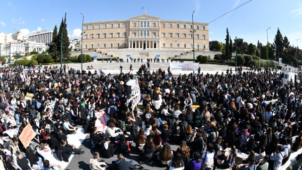 «Ποτάμι» νεολαίας έξω από τη Βουλή για τα Τέμπη