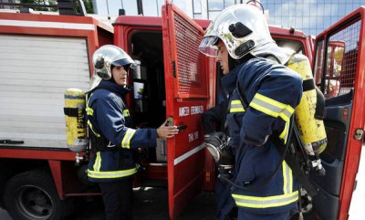 Πυρκαγιά σε εργοστάσιο στη Μάνδρα: Μήνυμα από το 112