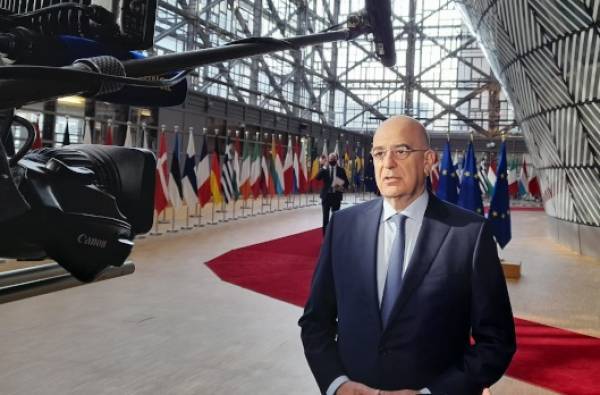 Δένδιας: Θα κάνουμε ό,τι μπορούμε για την κοινότητα της Μαριούπολης