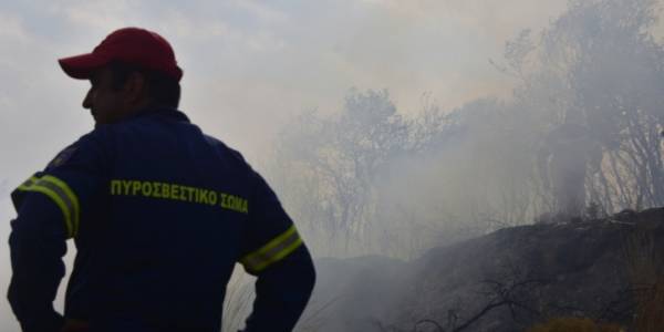 Υπό μερικό έλεγχο η πυρκαγιά στα Καλάβρυτα