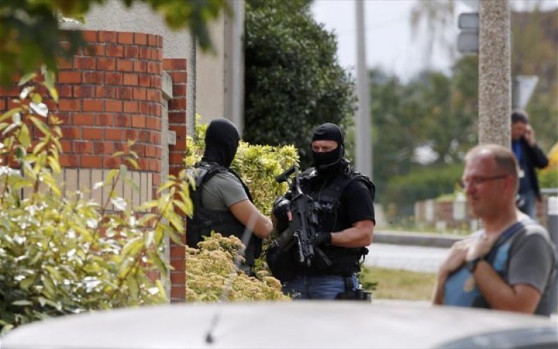 Γαλλία: Ανάγκασαν τον ιερέα να γονατίσει πριν τον εκτελέσουν