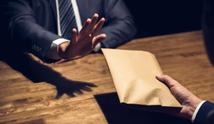 Η Ελλάδα έχει βελτιωθεί στην πάταξη της διαφθοράς