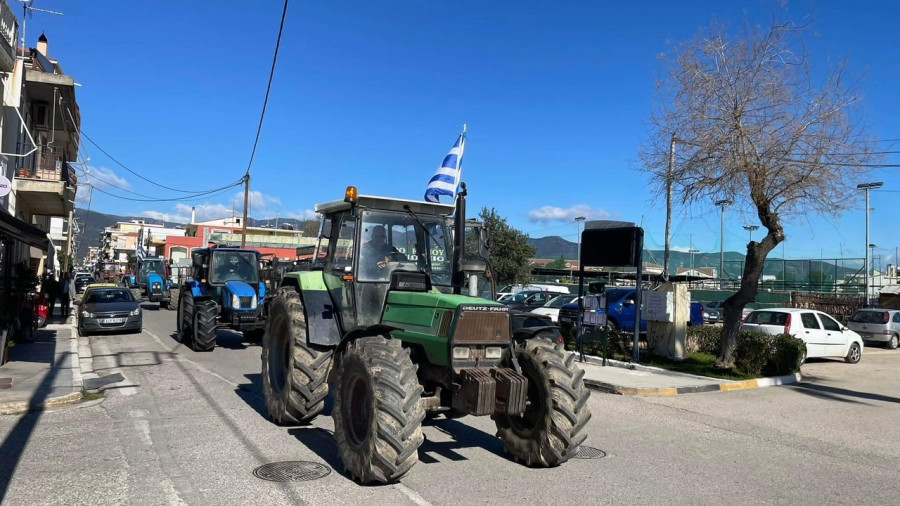 Οι αγρότες κλιμακώνουν τις κινητοποιήσεις τους και η πολιτική αντιπαράθεση «χτυπάει» κόκκινο