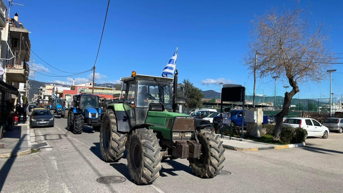 Οι αγρότες κλιμακώνουν τις κινητοποιήσεις τους και η πολιτική αντιπαράθεση «χτυπάει» κόκκινο