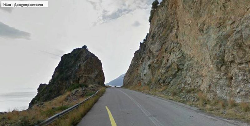 Δρόμος στην Εύβοια με πινακίδα «προχωράτε με δική σας ευθύνη»