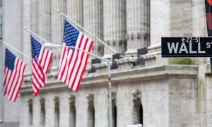H σκιά του εμπορικού πολέμου ρίχνει τον Dow 200 μονάδες