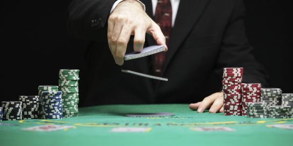 «Πόκερ και παίγνια» εν όψει συνόδου κορυφής και συνεδρίασης ΕΚΤ