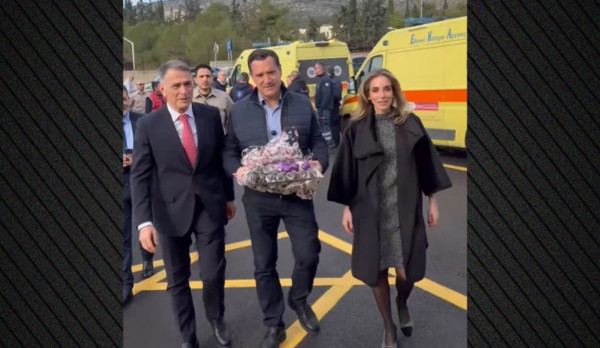 Γεωργιάδης: Επισκέφτηκε εφημερεύοντα νοσοκομεία και μοίρασε γλυκά