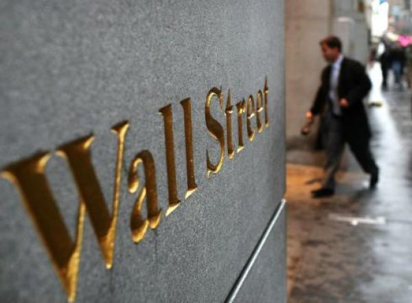 Τα αρνητικά μάκρο ρίχνουν τη Wall