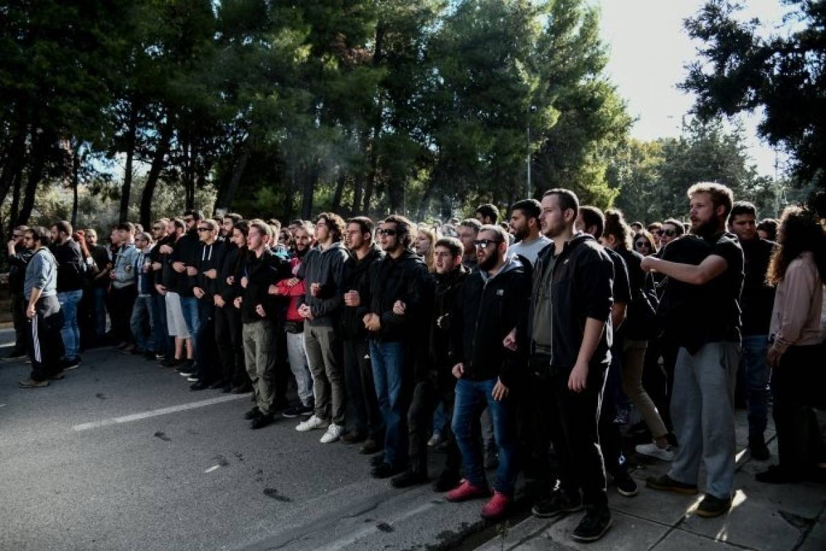 Επεισόδια μεταξύ φοιτητών και ΜΑΤ στο Καβούρι