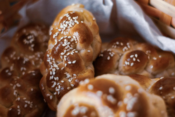 Τσουρέκι με φυστίκι ή τσουρέκι roll; Βρήκαμε τα πιο ξεχωριστά τσουρέκια αυτού του Πάσχα