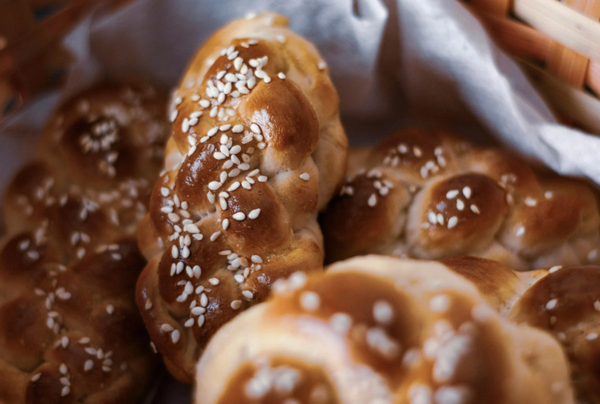 Τσουρέκι με φυστίκι ή τσουρέκι roll; Βρήκαμε τα πιο ξεχωριστά τσουρέκια αυτού του Πάσχα