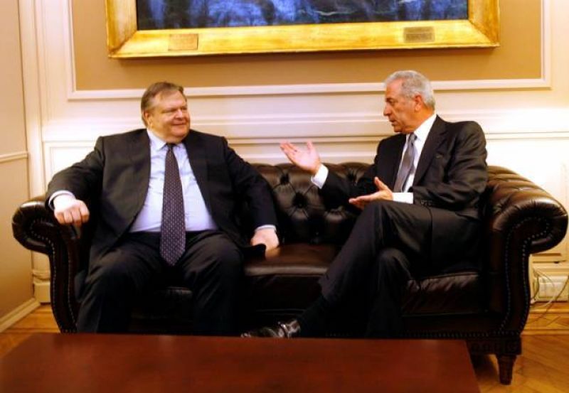 «Αγώνας δρόμου» Βενιζέλου – Αβραμόπουλου για τη διεθνή ατζέντα της χώρας