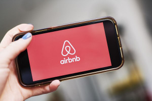 Airbnb: Ανώτερα των προσδοκιών τα κέρδη β' τριμήνου