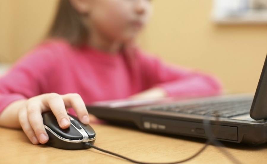Οκτώ στους δέκα γονείς ανησυχούν για την ασφάλεια στο Διαδίκτυο