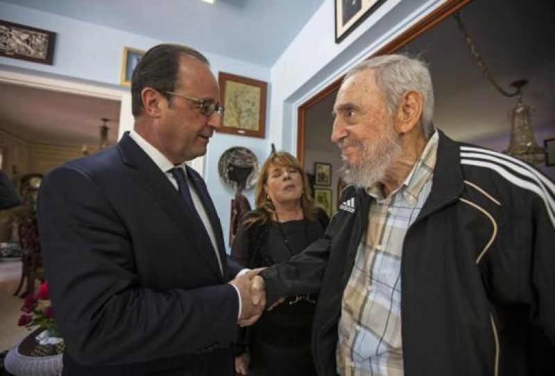 Άρση του εμπάργκο ζήτησε ο Ολάντ από τον Κάστρο