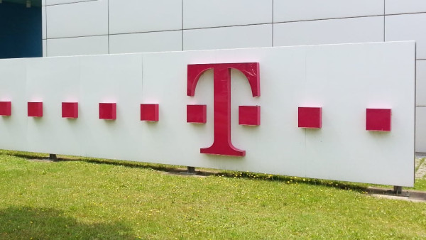 Η T-Mobile και η Deutsche Telekom εξετάζουν κολοσσιαία συνένωση