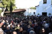 Πλήθος κόσμου, καλλιτέχνες και πολιτικοί, στην κηδεία του Πανούση