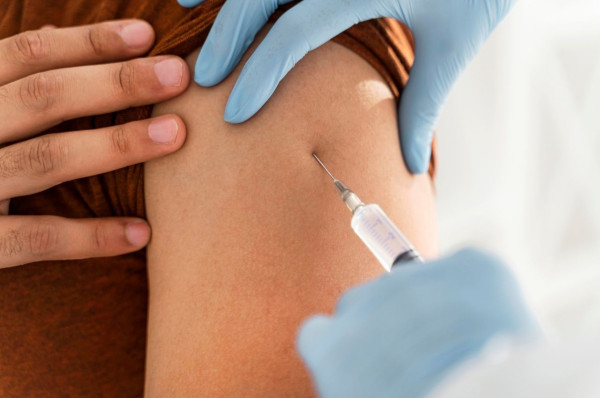 ΠΙΣ: Η ιατρική κοινότητα διαφωνεί με τον εμβολιασμό στα φαρμακεία