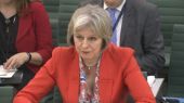 Μέι: Δεν θα εκτροχιαστεί το Brexit
