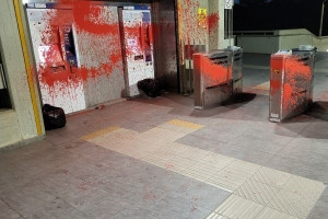 ΗΣΑΠ Θησείο: Άγνωστοι έσπασαν μηχανήματα και πέταξαν μπογιές