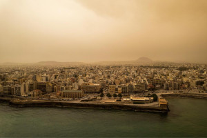 Αφρικανική σκόνη «κατάπιε» την Κρήτη- Πορτοκαλί ουρανός και αποπνικτική ατμόσφαιρα