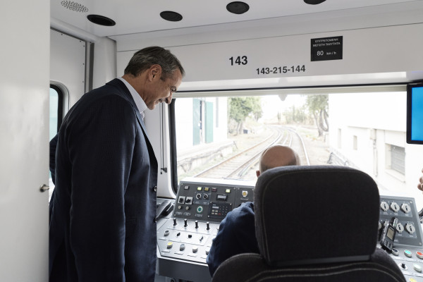 Μητσοτάκης: 14 ανακατασκευασμένοι συρμοί στον Ηλεκτρικό – Στόχος η μείωση των χρονοαποστάσεων