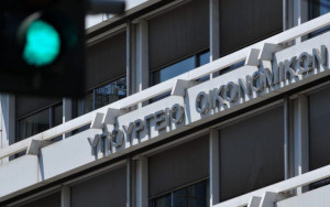 Τροπολογία «σκούπα» για τέλη με το μήνα-προμήθειες στις ηλεκτρονικές συναλλαγές