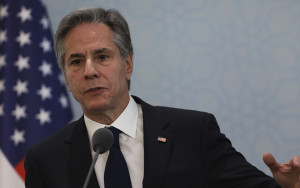 Στο Μπαχρέιν ο Μπλίνκεν αμέσως μετά τη συνάντηση με Αμπάς