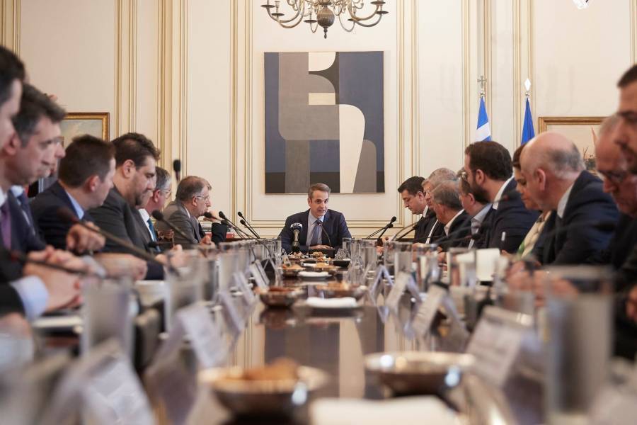 Ο Μουτζούρης στο Μαξίμου, αλλά σε απόσταση ασφαλείας από τον Μητσοτάκη