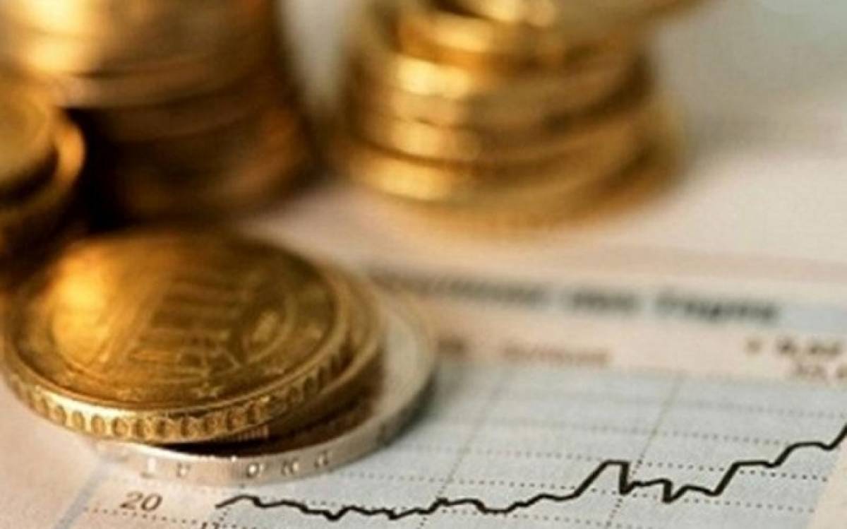 Bloomberg:Πώς σχολιάζει το ομόλογο και την αύξηση του κατώτατου μισθού