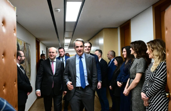 Πώς η κυβέρνηση «στρώνει» το δρόμο για παροχές το 2026