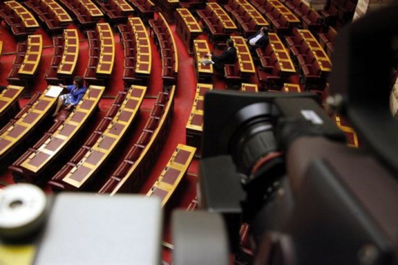 Πολιτικές αναταράξεις στο λυκόφως του 2013 - Ποδαρικό στη Βουλή με ακραία πόλωση για τη λίστα Λαγκάρντ